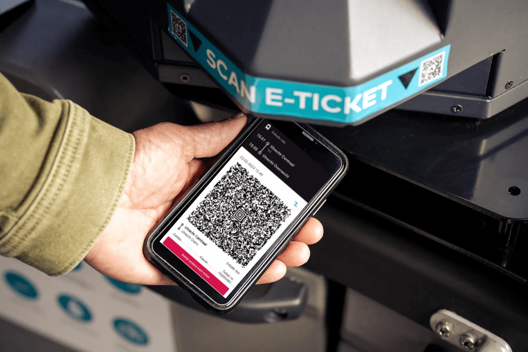 Buy your bus ticket with travel app glimble. Scan the QR code on your ticket when you board the bus. No need to check out.